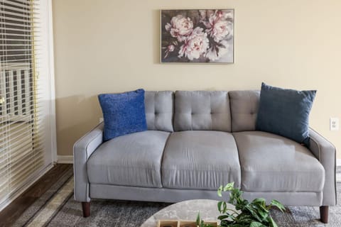 Cozy Retreat w Balcony & Modern Comforts Apartment in Homewood