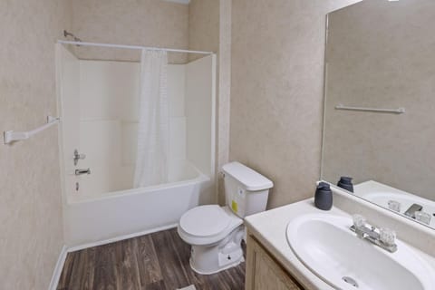 Cozy Retreat w Balcony & Modern Comforts Apartment in Homewood