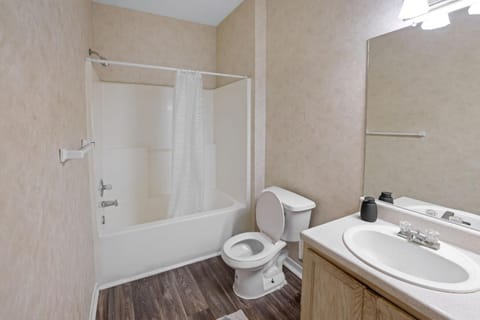 Cozy Retreat w Balcony & Modern Comforts Apartment in Homewood