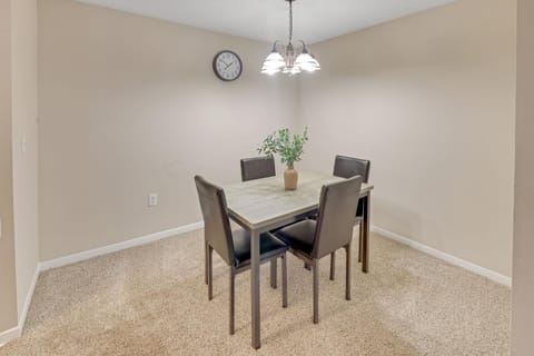 Modern Comfort w Balcony, Kitchen & WiFi Apartment in Homewood