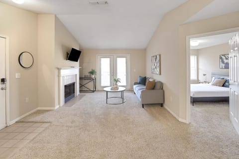 Modern Comfort w Balcony, Kitchen & WiFi Apartment in Homewood