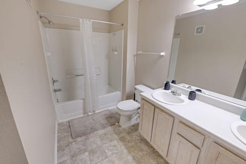 Modern Comfort w Balcony, Kitchen & WiFi Apartment in Homewood