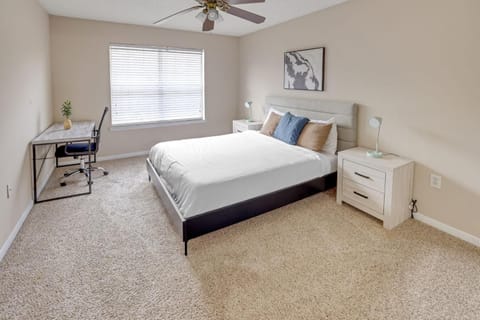 Modern Comfort w Balcony, Kitchen & WiFi Apartment in Homewood