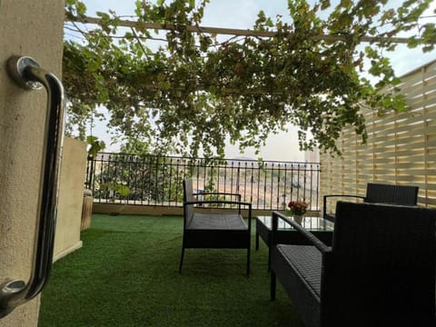 Property building, Patio, Patio, Restaurant/places to eat, Spring, Day, Natural landscape, Garden, Garden, View (from property/room), View (from property/room), Balcony/Terrace, Dining area, City view, Garden view, Mountain view, Swimming pool, Breakfast, children, Inner courtyard view, sunbed