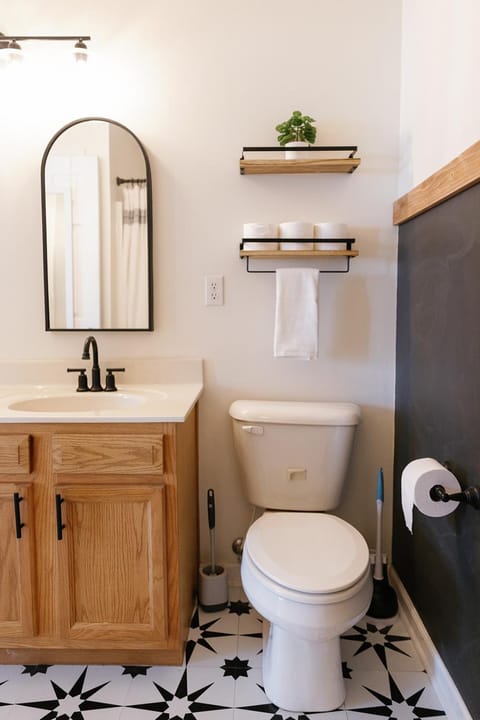 "The Dawning House" - Peaceful Modern Stay w/ Yard House in Georgetown