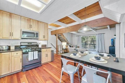 Arrowbear Retreat - EV Charging, Generator, Arcade House in Arrowbear Lake