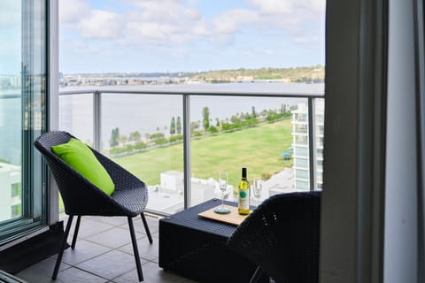 Natural landscape, View (from property/room), Balcony/Terrace, Seating area, River view