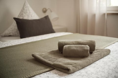 Bed, Bedroom, towels