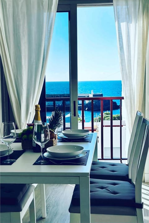 Day, Natural landscape, View (from property/room), Balcony/Terrace, Living room, Seating area, Dining area, Sea view