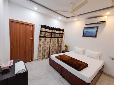 Bed, Bathroom, Bedroom, internet, towels, air conditioner