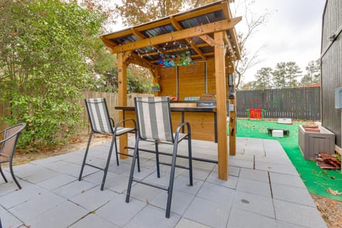 Pool, Hot Tub and Backyard Fun! Savannah Retreat House in Port Wentworth