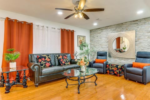 Pool, Hot Tub and Backyard Fun! Savannah Retreat House in Port Wentworth