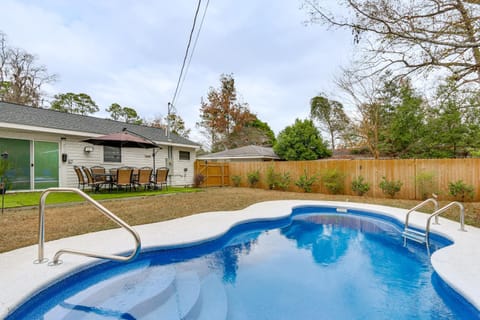 Pool, Hot Tub and Backyard Fun! Savannah Retreat House in Port Wentworth