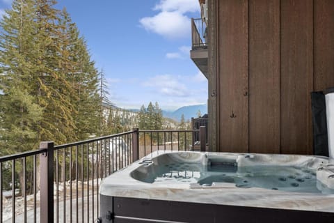 Day, Winter, Hot Tub, Balcony/Terrace, Mountain view