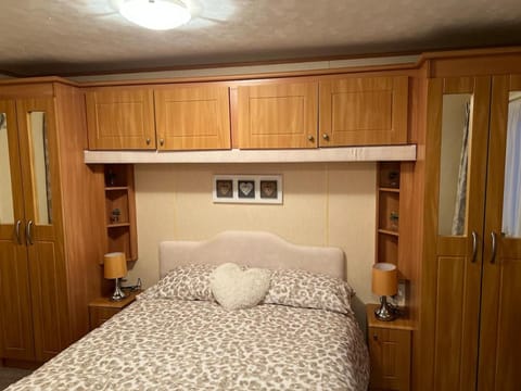 A & C Coastal Hideaway with outside Decking Apartment in Mersea Island