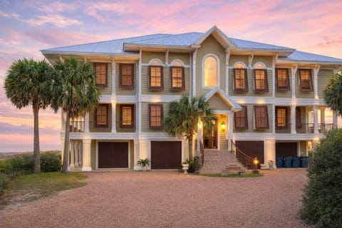 The Gayosa House 9BR Beachfront Oasis with Private Pool & Hot Tub House in Romar Beach