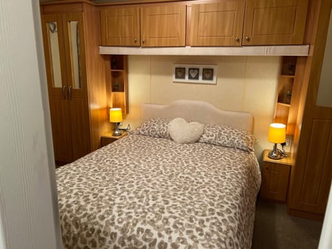 Bed, Photo of the whole room, Bedroom, wardrobe