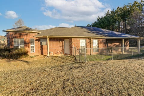 Work, Play and Visit Ole Miss! Cozy Escape Near Town House in Oxford