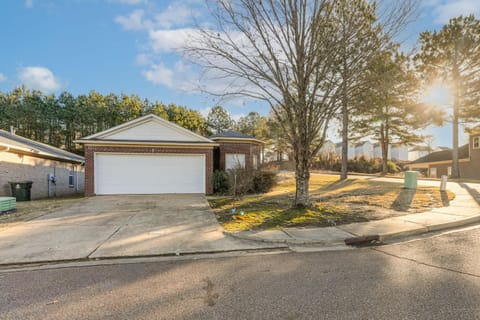 Work, Play and Visit Ole Miss! Cozy Escape Near Town House in Oxford