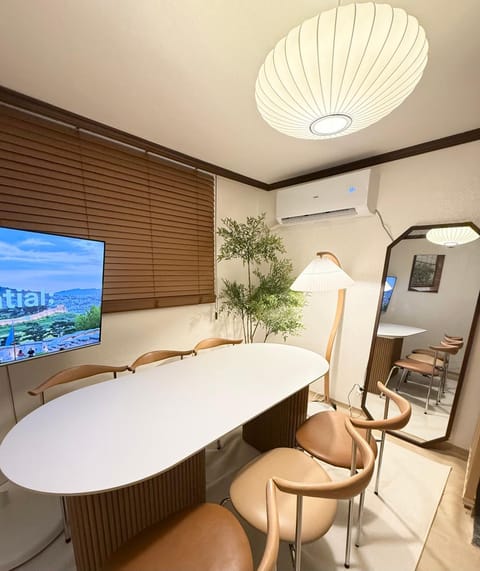 TV and multimedia, Living room, Seating area, Dining area