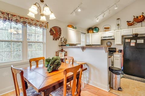 Prime Location! Peaceful Gatlinburg Stay with Deck House in Gatlinburg