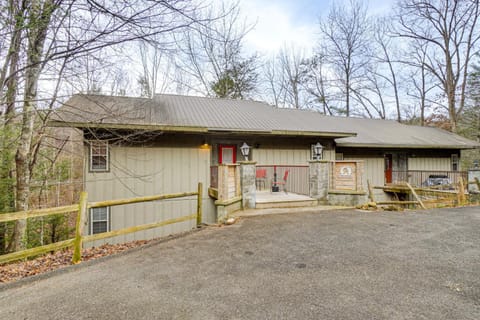 Prime Location! Peaceful Gatlinburg Stay with Deck House in Gatlinburg