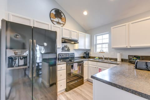 Walk to Galleries Gatlinburg Stay with Mtn Views House in Gatlinburg