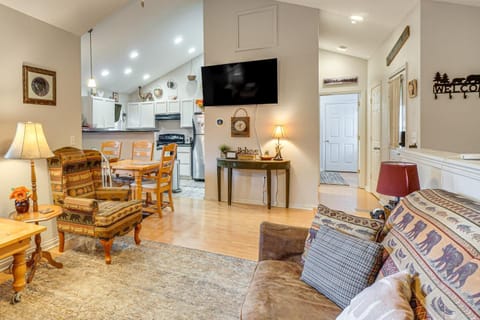 6 Mi to Great Smoky Mtns NP Mtn-View Townhome House in Gatlinburg