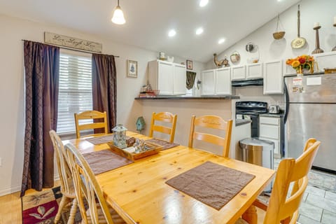 6 Mi to Great Smoky Mtns NP Mtn-View Townhome House in Gatlinburg