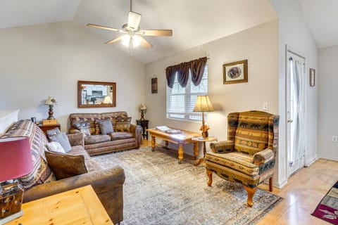 6 Mi to Great Smoky Mtns NP Mtn-View Townhome House in Gatlinburg