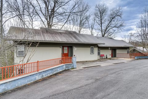 6 Mi to Great Smoky Mtns NP Mtn-View Townhome House in Gatlinburg