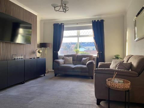 3BR Sleeps 6 Free Parking Near Glasgow City Apartment in Paisley