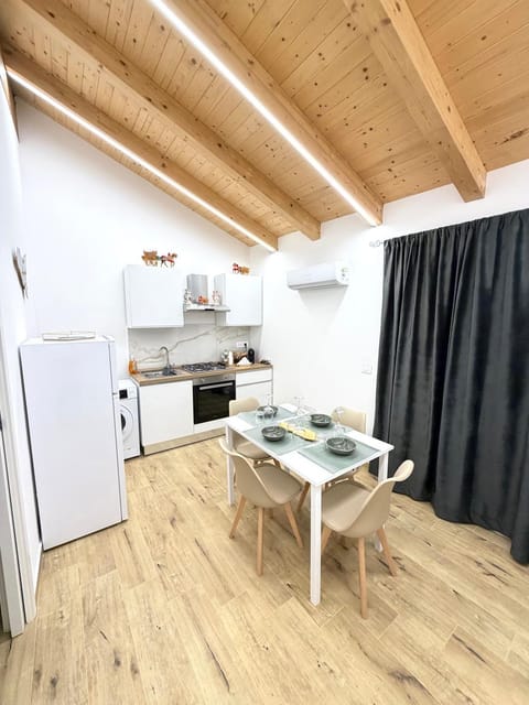 Kitchen or kitchenette, Dining area, oven, stove