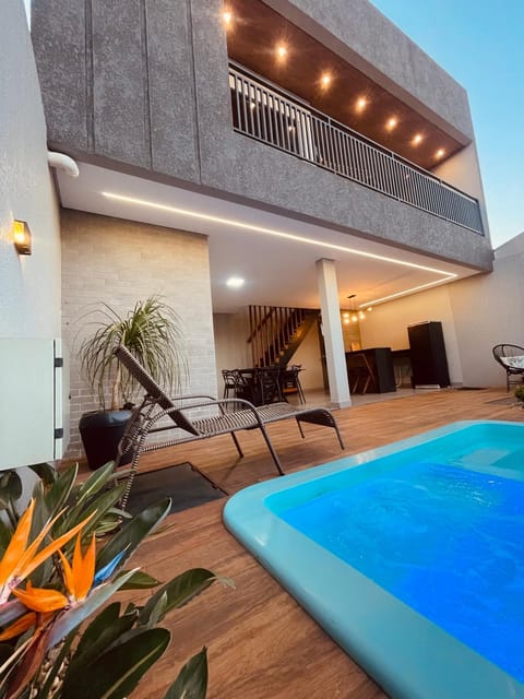 Patio, Swimming pool, sunbed