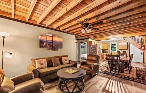 Spirit Bear Private Smoky Mountain Cabin on 4 Acres with Hot Tub Cabin in Sevierville