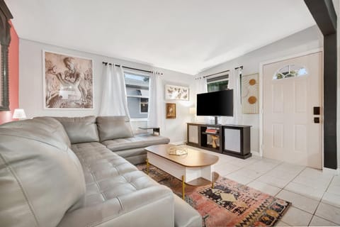 Firepit, Bikes & BBQ! Sleeps 10, 12 mins to Beach! Apartment in Gulfport