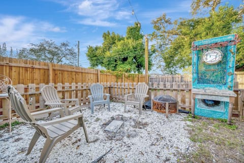 Firepit, Bikes & BBQ! Sleeps 10, 12 mins to Beach! Apartment in Gulfport