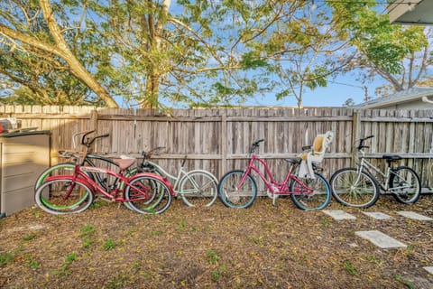 Firepit, Bikes & BBQ! Sleeps 10, 12 mins to Beach! Apartment in Gulfport