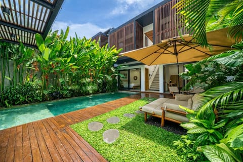 Property building, Patio, Garden, Garden view, Swimming pool, sunbed