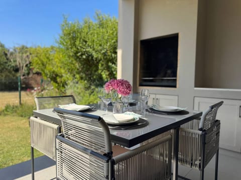 The Whale Tale - 2BD Pool & 800m to Solar Beach Apartment in Plettenberg Bay