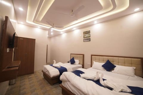 Bed, TV and multimedia, Photo of the whole room, Bedroom, towels, air conditioner