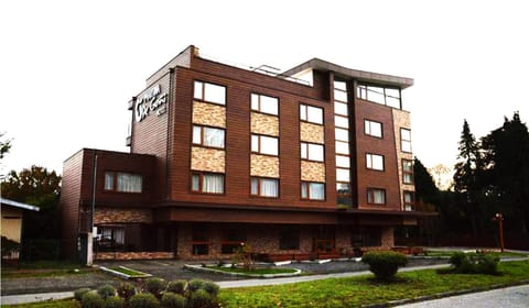 Property building, Facade/entrance, Garden