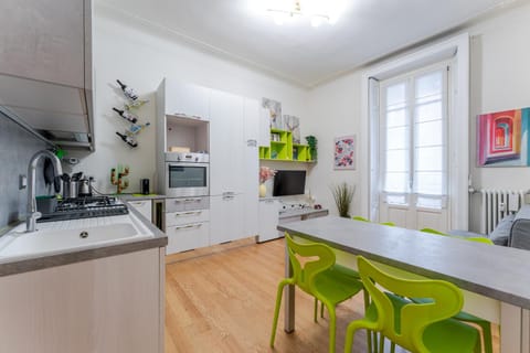 TV and multimedia, Kitchen or kitchenette, Living room, Seating area, Dining area, dishwasher, oven, stove