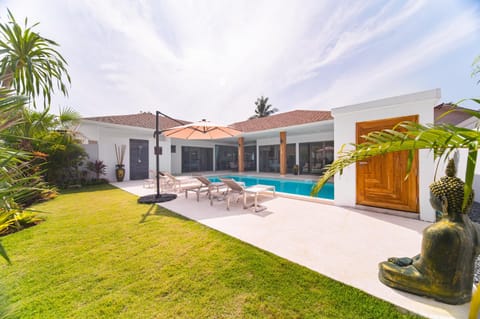 Property building, Day, Garden, Garden, Garden view, Pool view, Swimming pool, sunbed