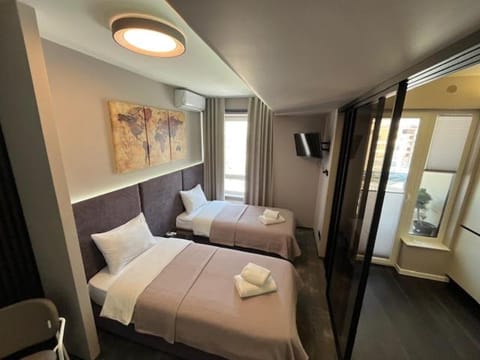 Bed, TV and multimedia, Photo of the whole room, Bedroom, towels, air conditioner