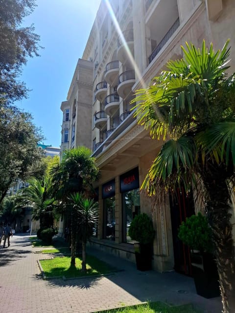 Property building, Nearby landmark, Restaurant/places to eat, Facade/entrance, On-site shops, City view, Landmark view
