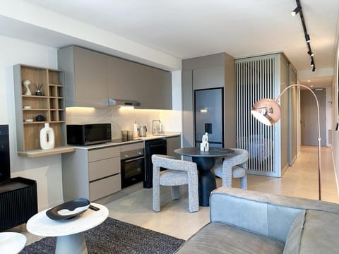 Coffee/tea facilities, Kitchen or kitchenette, Dining area, oven, stove, toaster