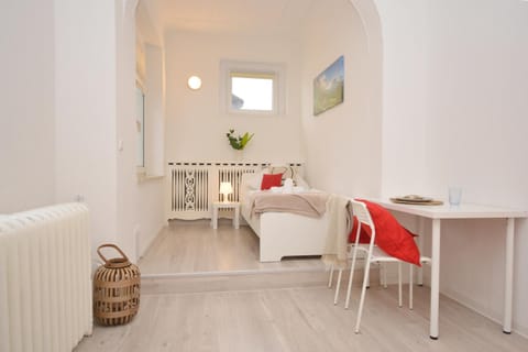 Bed, Photo of the whole room, Seating area, Bedroom