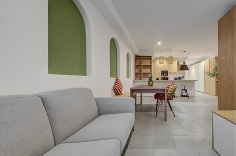 Kitchen or kitchenette, Living room, Seating area, Dining area