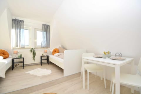 Bed, Photo of the whole room, Seating area, Dining area, Bedroom